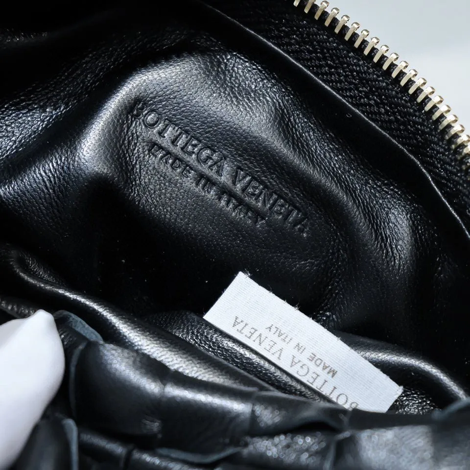 Batch 1120 BV Bottega Veneta 2021 Early Spring New Ladies MINI JODIE Handbag BV Bag 🔥The new method is to round the corners on the original basis and knot the round hobo bag with classic woven leather. The most iconic triangular pull-out design, using sheepskin draped soft shape, is super suitable for concave shapes~ Jodie feels really gentle to people, and is definitely the best item for daily matching. It has the same weave, new elements and twists, is compact and versatile, and is the new favorite of street style Internet celebrities! Dimensions: 23x28x8 Model: 6699-1